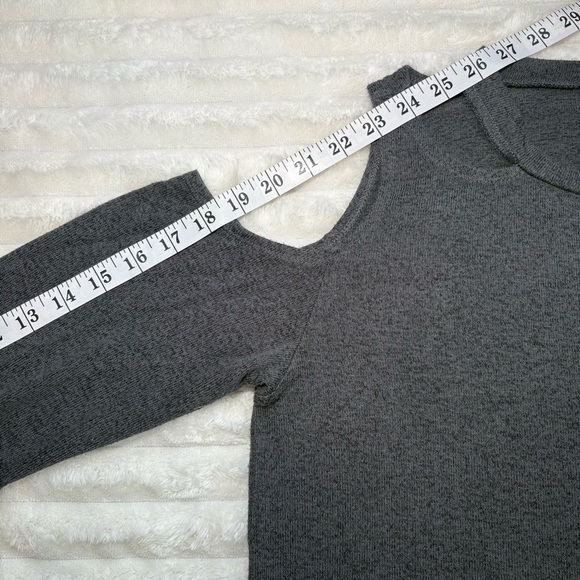 Good American Cold Shoulder Oversized Lightweight Long Sleeve Sweater Gray - Picture 8 of 8